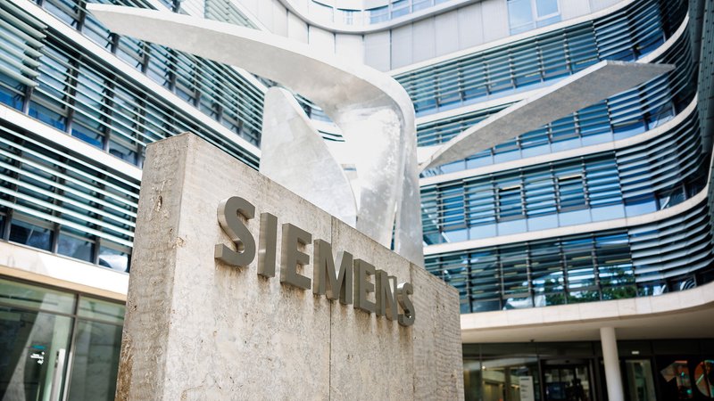 Der Technologiekonzern Siemens ist mit mehr Umsatz und Gewinn in das neue Geschäftsjahr gestartet. | Bild: Bayerischer Rundfunk 2024 Der Technologiekonzern Siemens ist mit mehr Umsatz und Gewinn in das neue Geschäftsjahr gestartet.
