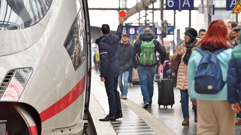 Die Deutsche Bahn erwartet vor dem Warnstreik der EVG am Montag ein deutlich erhöhtes Fahrgastaufkommen. | Bild: picture alliance / Daniel Kubirski | Daniel Kubirski Die Deutsche Bahn erwartet vor dem Warnstreik der EVG am Montag ein deutlich erhöhtes Fahrgastaufkommen.