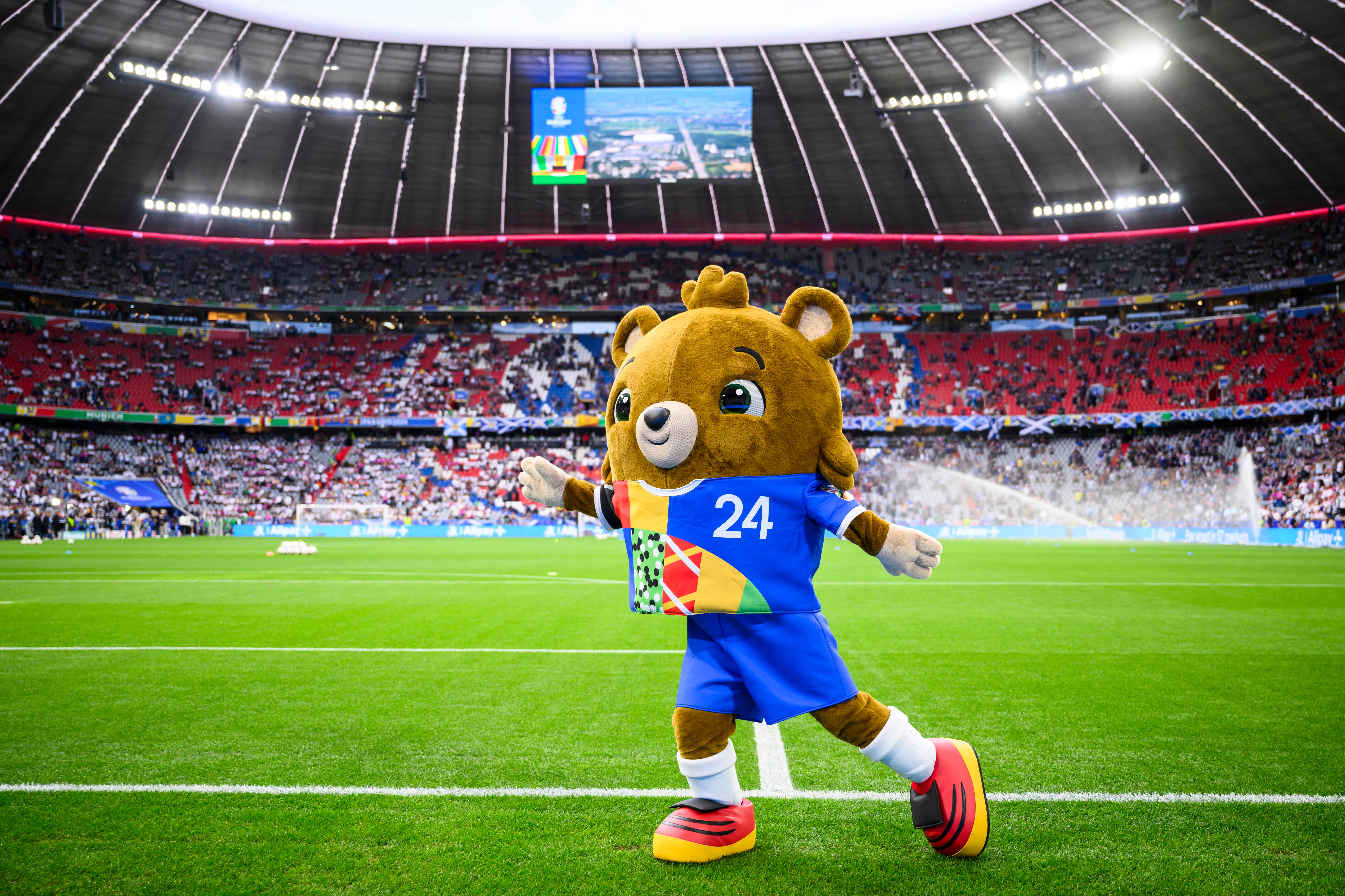 Das echte Maskottchen Albärt vor dem EM-Eröffnungsspiel