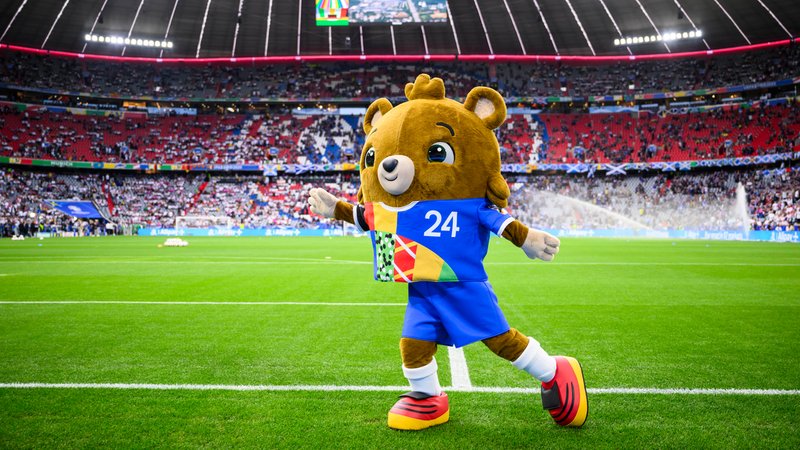 Das echte Maskottchen Albärt vor dem EM-Eröffnungsspiel | Bild: picture alliance/dpa | Tom Weller Das echte Maskottchen Albärt vor dem EM-Eröffnungsspiel