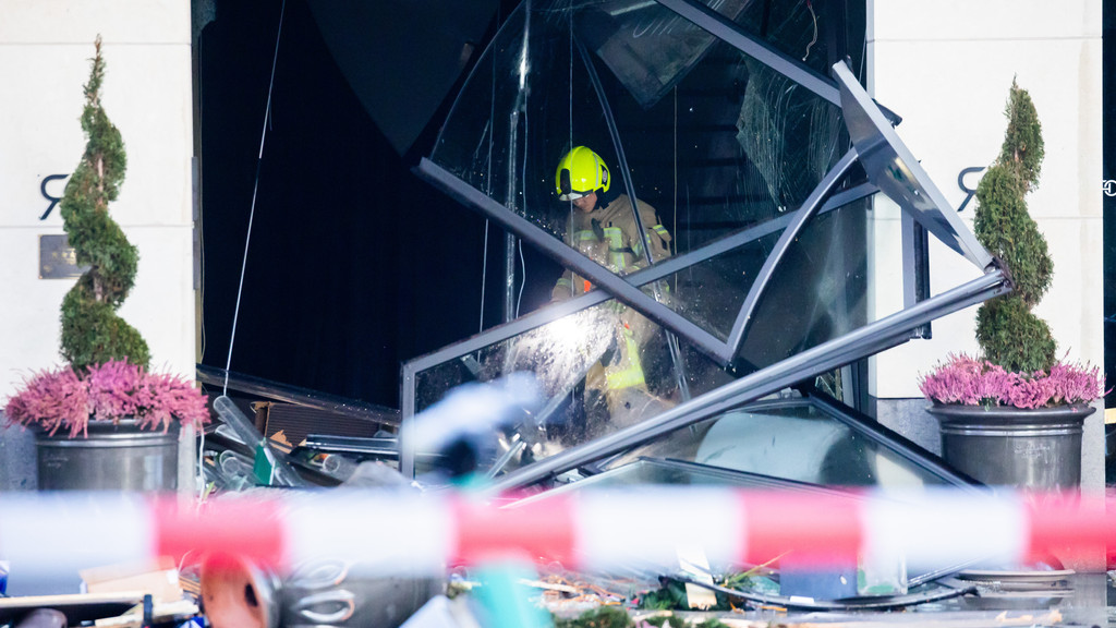 Ein Feuerwehrmann begutachtet Trümmer in einem Hotel an der Karl-Liebknecht-Straße. 
