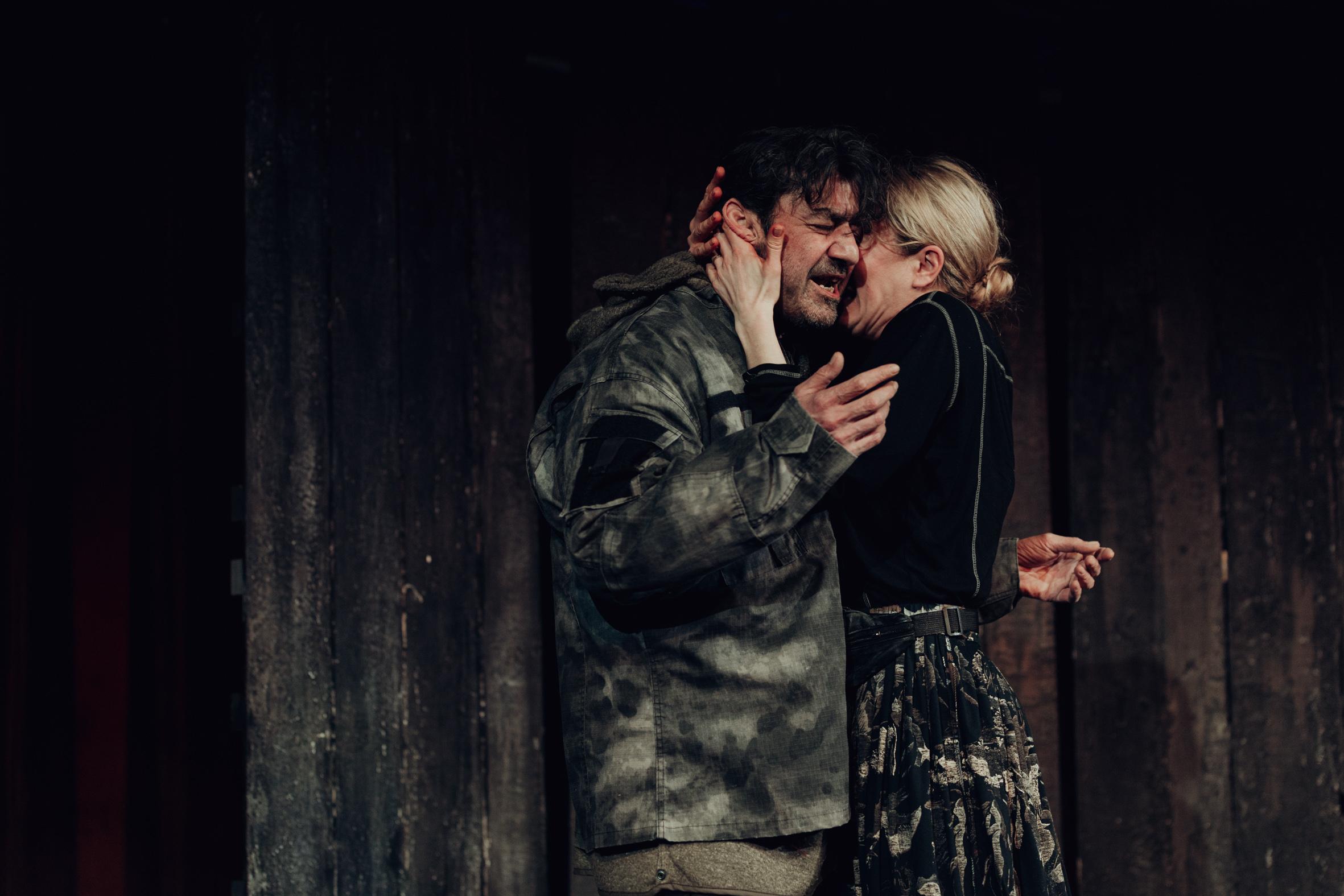 Szene aus "Mittwinter": Die beiden Schauspieler umarmen sich 