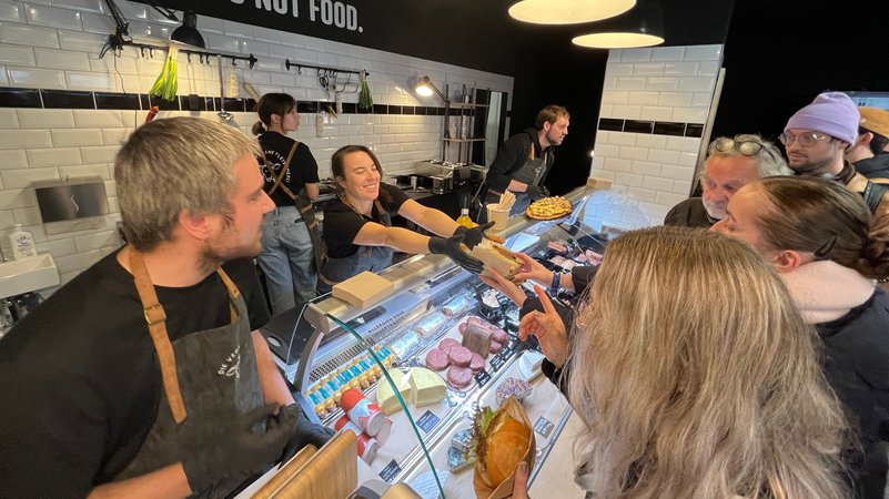 Großer Andrang bei der Eröffnung der veganen Fleischerei in Augsburg. | Bild: BR / Thomas Pösl Großer Andrang bei der Eröffnung der veganen Fleischerei in Augsburg.