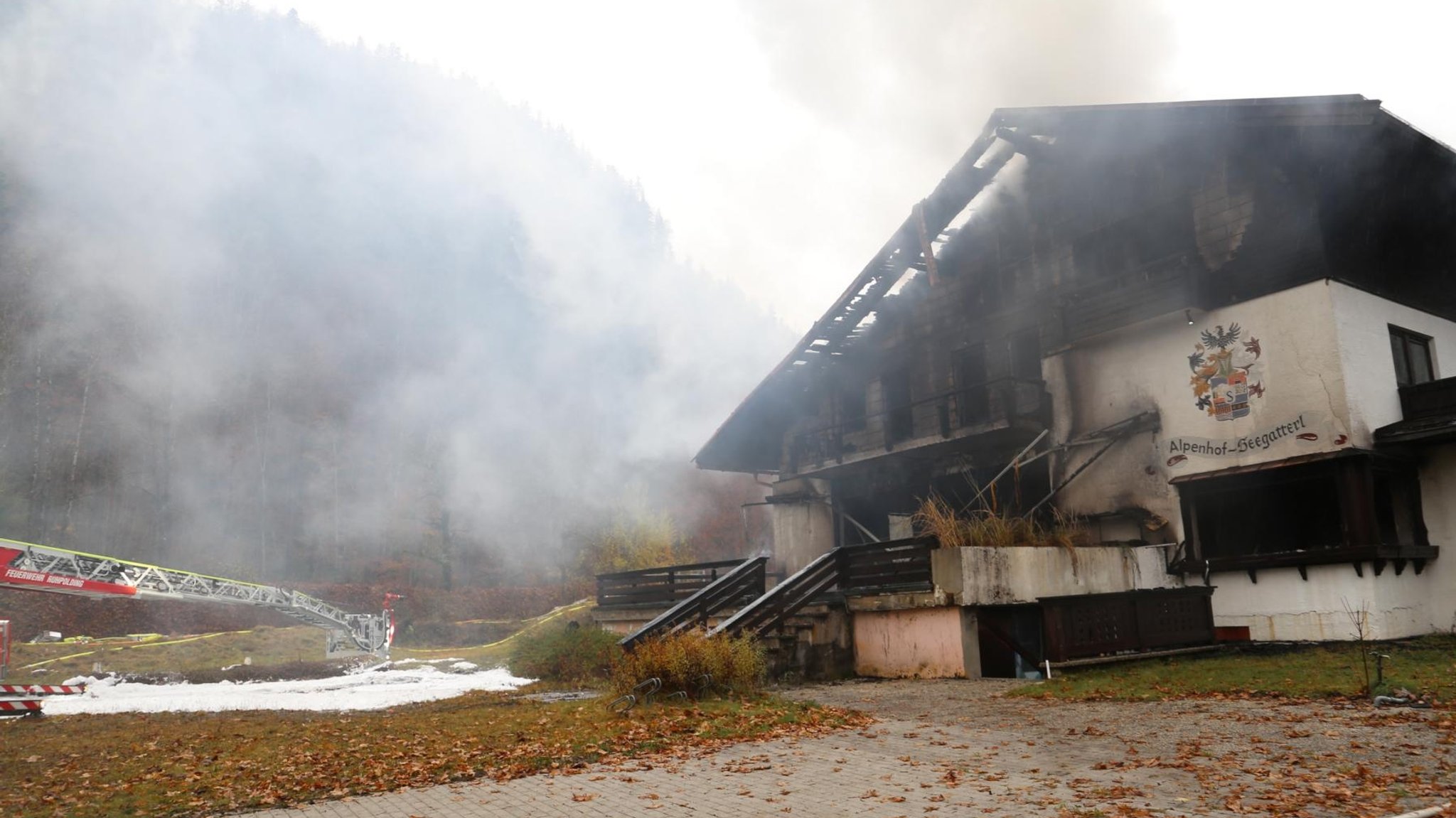 Im oberbayerischen Reit im Winkl war ein früherer Gasthof in Brand geraten. Das Gebäude wird als Asylbewerberwohnheim genutzt. 