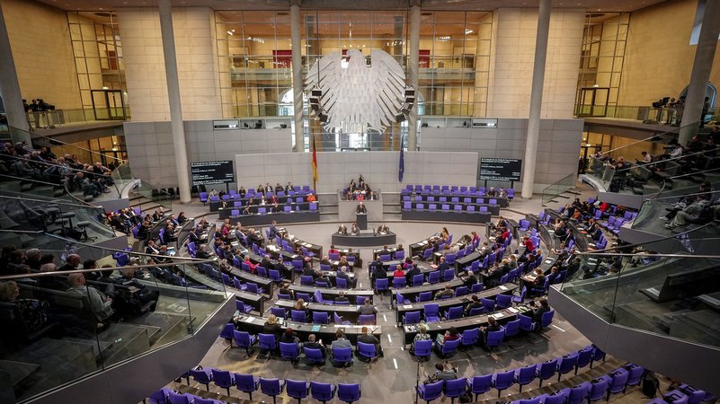 Blick in den Plenarsaal bei der aktuellen Stunde im Bundestag mit dem Thema "Wehrhafte Demokratie gegen Demokratiefeinde und Vertreibungspläne" | Bild: Kay Nietfeld/dpa Blick in den Plenarsaal bei der aktuellen Stunde im Bundestag mit dem Thema "Wehrhafte Demokratie gegen Demokratiefeinde und Vertreibungspläne"