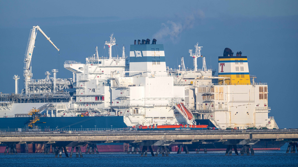 Das mit verflüssigtem Erdgas beladene Tankschiff "Maria Energy" (r) liegt am schwimmenden Terminal, dem Spezialschiff "Höegh Esperanza".