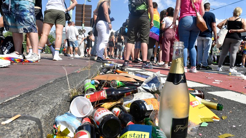 Müllberg bei einem CSD | Bild: picture alliance/dpa | Roberto Pfeil Müllberg bei einem CSD