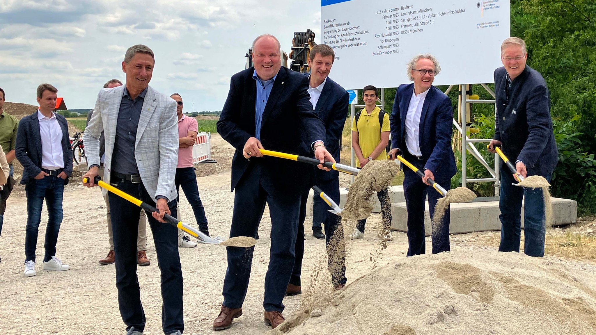 Spatenstich für die erste Radschnellverbindung im Landkreis München zu setzen (v. l.): Unterschleißheims Erster Bürgermeister Christoph Böck, Landrat Christoph Göbel, Baudirektor Christian Mattmann (Staatliches Bauamt Freising), Dr. Josef Rott, Abteilungsleiter Vernetzte Mobilität und ÖPNV im Bayerischen Verkehrsministerium, und Dr. Dietmar Gruchmann, Erster Bürgermeister der Stadt Garching.