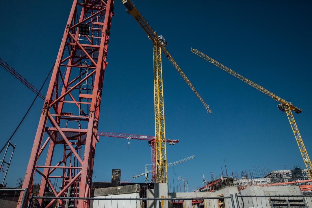 Zu sehen sind Kräne auf einer Baustelle