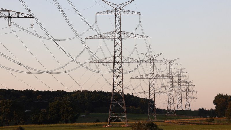 Strommasten in einer Landschaft | Bild: picture alliance / Rene Traut Fotografie | Rene Traut Strommasten in einer Landschaft