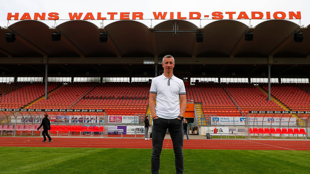 Marek Mintal vor der Haupttribüne im Hans-Walter-Wild Stadion in Bayreuth