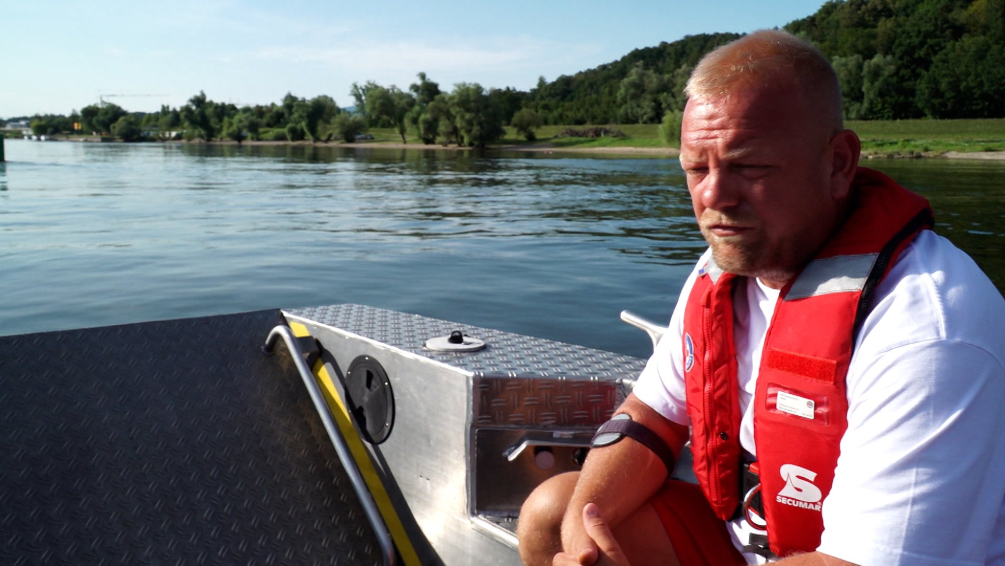 Die Wasserwacht patrouilliert auf der Donau bei Metten