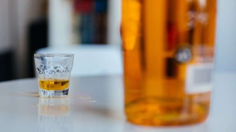 Symbolbild: Eine Flasche Schnaps und ein Glas stehen auf einem Tisch | Bild: BR/Julia Müller Symbolbild: Eine Flasche Schnaps und ein Glas stehen auf einem Tisch