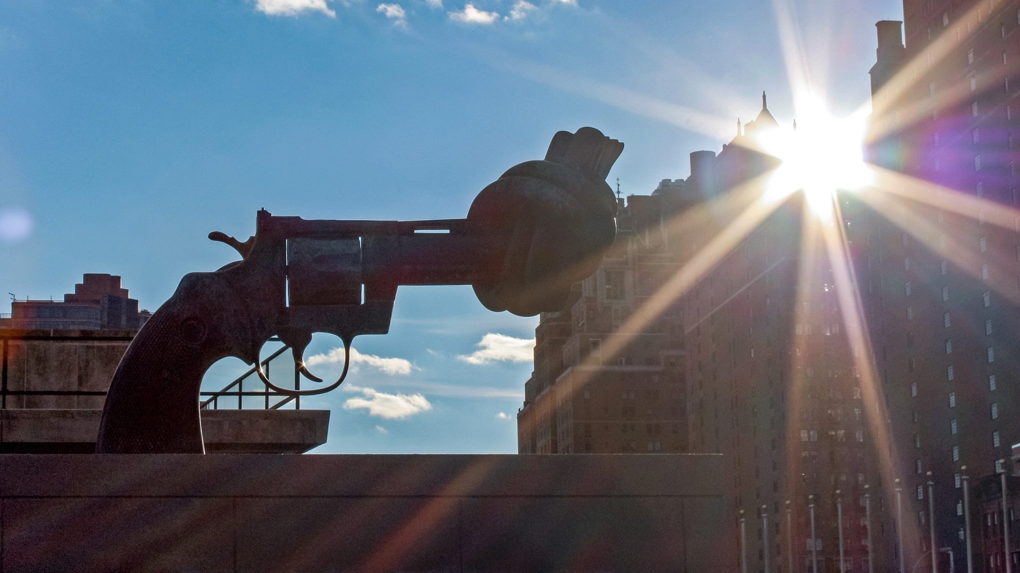 Non-Violence-Skulptur von Carl Fredrik Reuterswärd vor dem UNO-Hauptquartier in New York (Symbolbild) | Bild: pa/Daniel Kalker Non-Violence-Skulptur von Carl Fredrik Reuterswärd vor dem UNO-Hauptquartier in New York (Symbolbild)