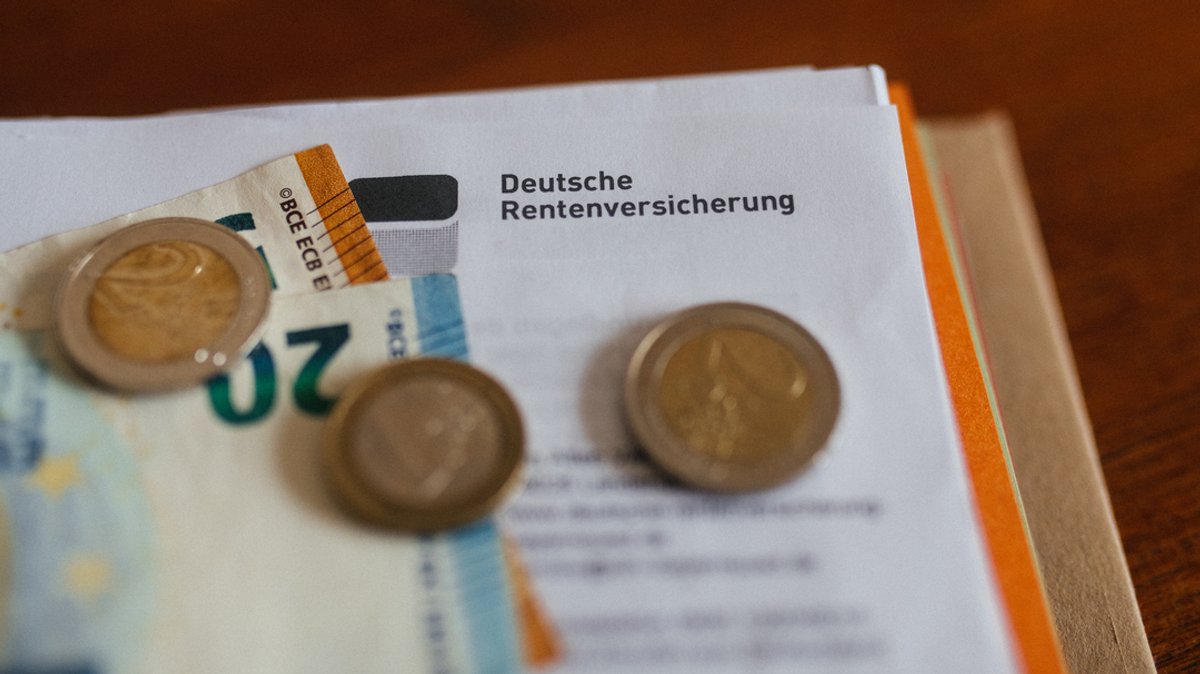 Ein Brief der Deutschen Rentenversicherung in einem Ordner mit Geld.