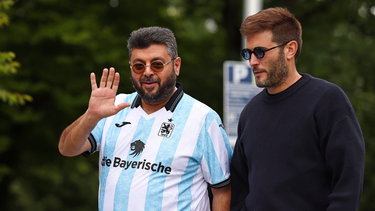 Klubinvestor Hasan Ismaik (links) im Trikot des TSV 1860 München. | Bild: picture alliance / sampics / Stefan Matzke | Stefan Matzke Klubinvestor Hasan Ismaik (links) im Trikot des TSV 1860 München.