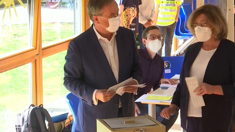 Kanzlerkandidat Armin Laschet (CDU) im Wahllokal. | Bild: BR Kanzlerkandidat Armin Laschet (CDU) im Wahllokal.