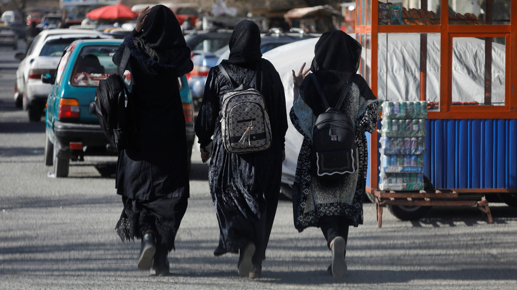 Studentinnen nahe der Universität Kabul