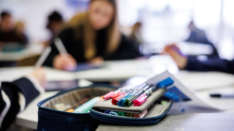 Archivbild: Schüler einer siebten Klasse eines Gymnasiums in Neufahrn | Bild: picture alliance / dpa | Matthias Balk Archivbild: Schüler einer siebten Klasse eines Gymnasiums in Neufahrn