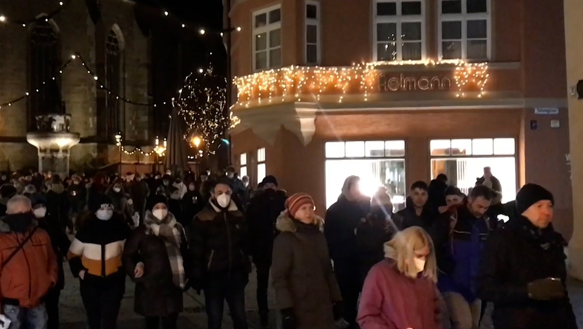 Am Freitagabend sind zwei nicht angemeldete Protestzüge durch Nördlingen gezogen. Damit demonstrierten rund 800 Teilnehmer gegen eine allgemeine Corona-Impfpflicht.