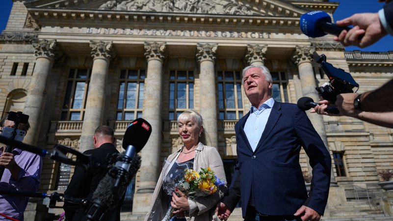 24.06.2025, Sachsen, Leipzig: Jürgen Elsässer, Compact-Chefredakteur, und seine Ehefrau Stephanie Elsässer, kommen vor dem Bundesverwaltungsgericht in Leipzig an. | Bild: dpa-Bildfunk/Hendrik Schmidt 24.06.2025, Sachsen, Leipzig: Jürgen Elsässer, Compact-Chefredakteur, und seine Ehefrau Stephanie Elsässer, kommen vor dem Bundesverwaltungsgericht in Leipzig an.