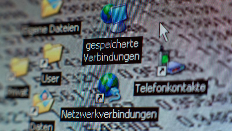 Bildschirmsymbole mit der Bezeichnung "gespeicherte Verbindungen" sind auf einem Computermonitor zu sehen