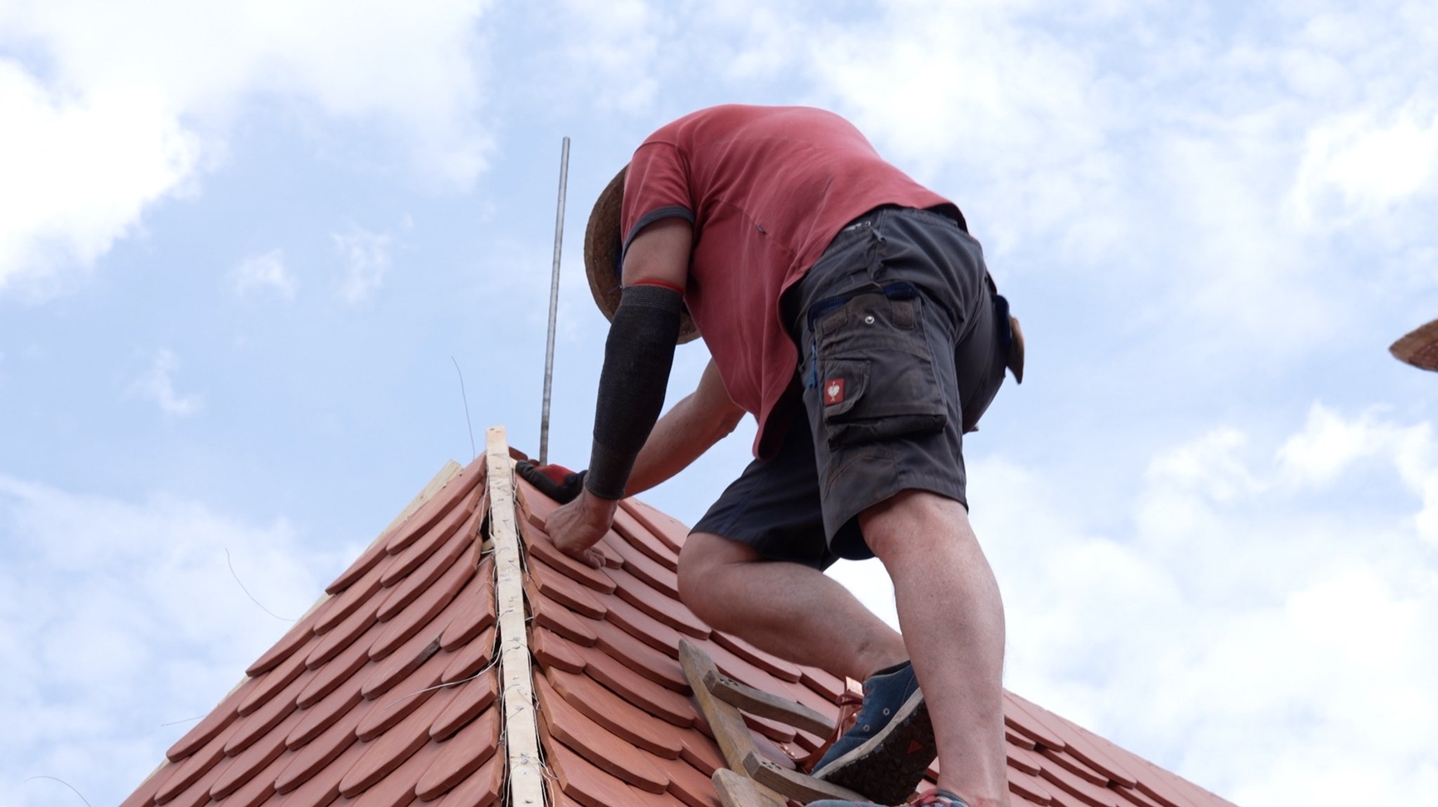 Ein Dachdecker bei der Arbeit | Bild: BR Ein Dachdecker bei der Arbeit
