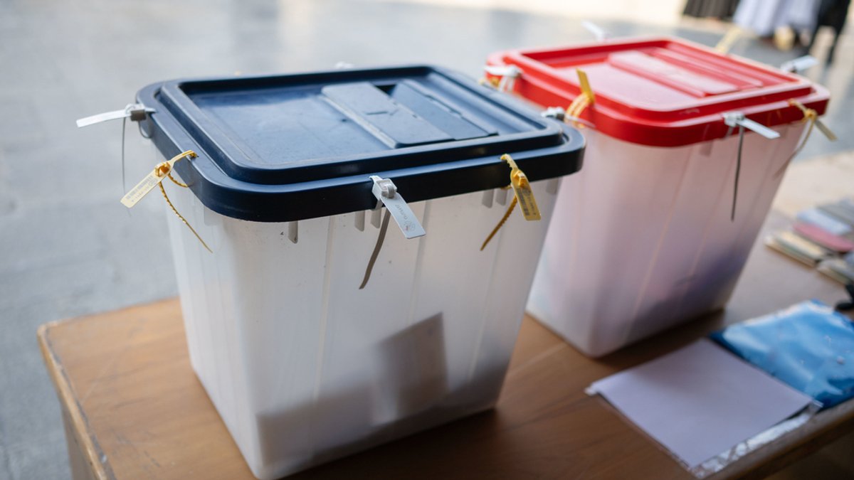 Die Wahlurnen für die Parlamentswahl sind zwei Plastikkörbe mit einem roten und blauen Deckel.