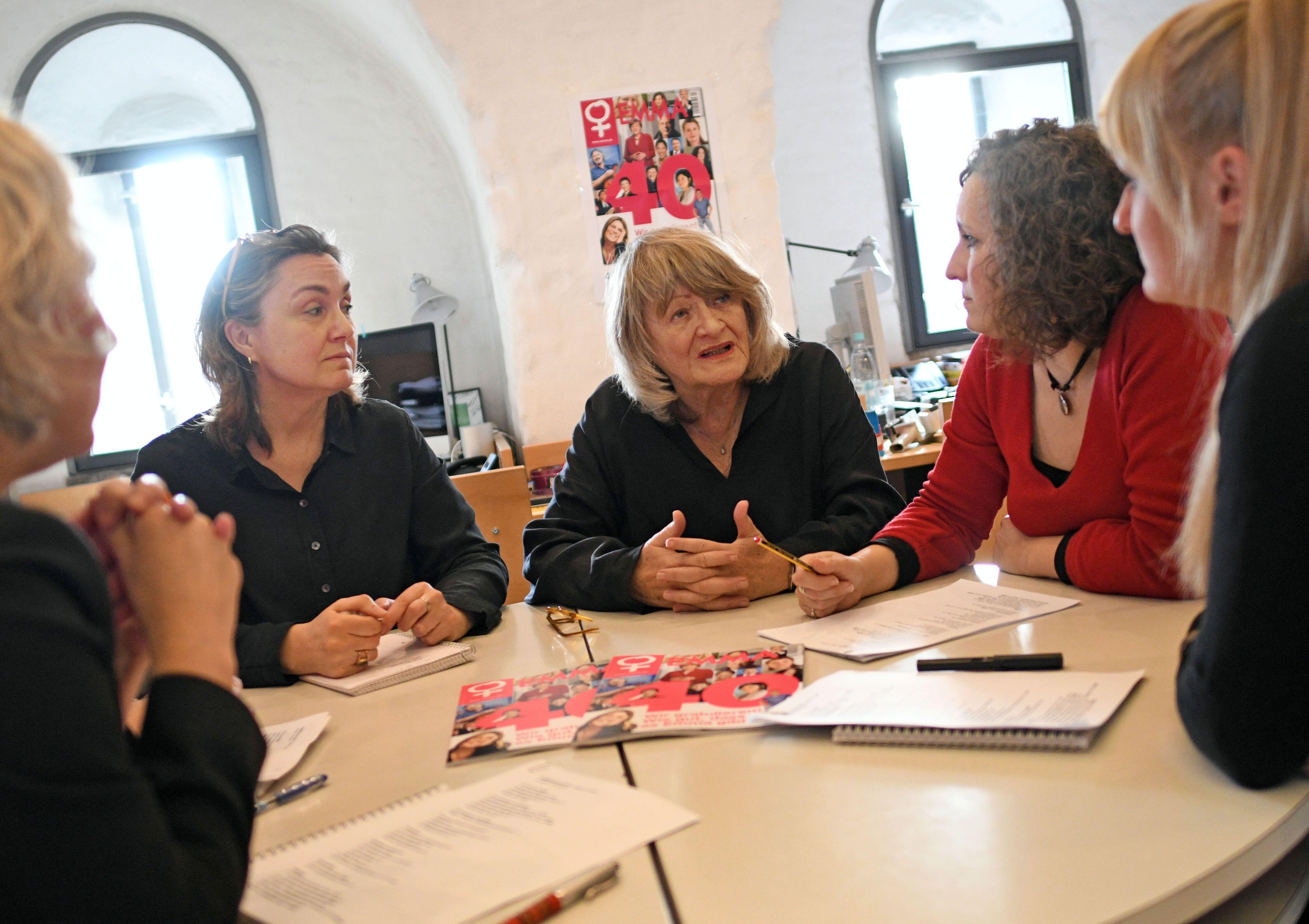 ARCHIV (18.01.2017): Die Mitarbeiterinnen der feministischen Zeitschrift «Emma», Margitta Hösel (l-r), Gründerin Alice Schwarzer, Angelika Mallmann und Alexandra Eul sitzen am 18.01.2017 in Köln um einen Tisch.  | Bild:picture alliance / Henning Kaiser/dpa | Henning Kaiser