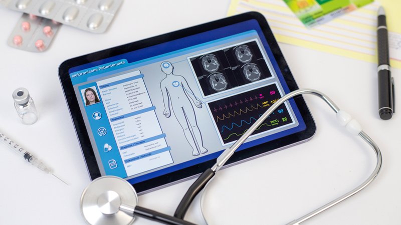 Elektronische Patientenakte auf dem Screen des Tabletts | Bild: picture alliance / M.i.S. | Cathrin Mueller Elektronische Patientenakte auf dem Screen des Tabletts
