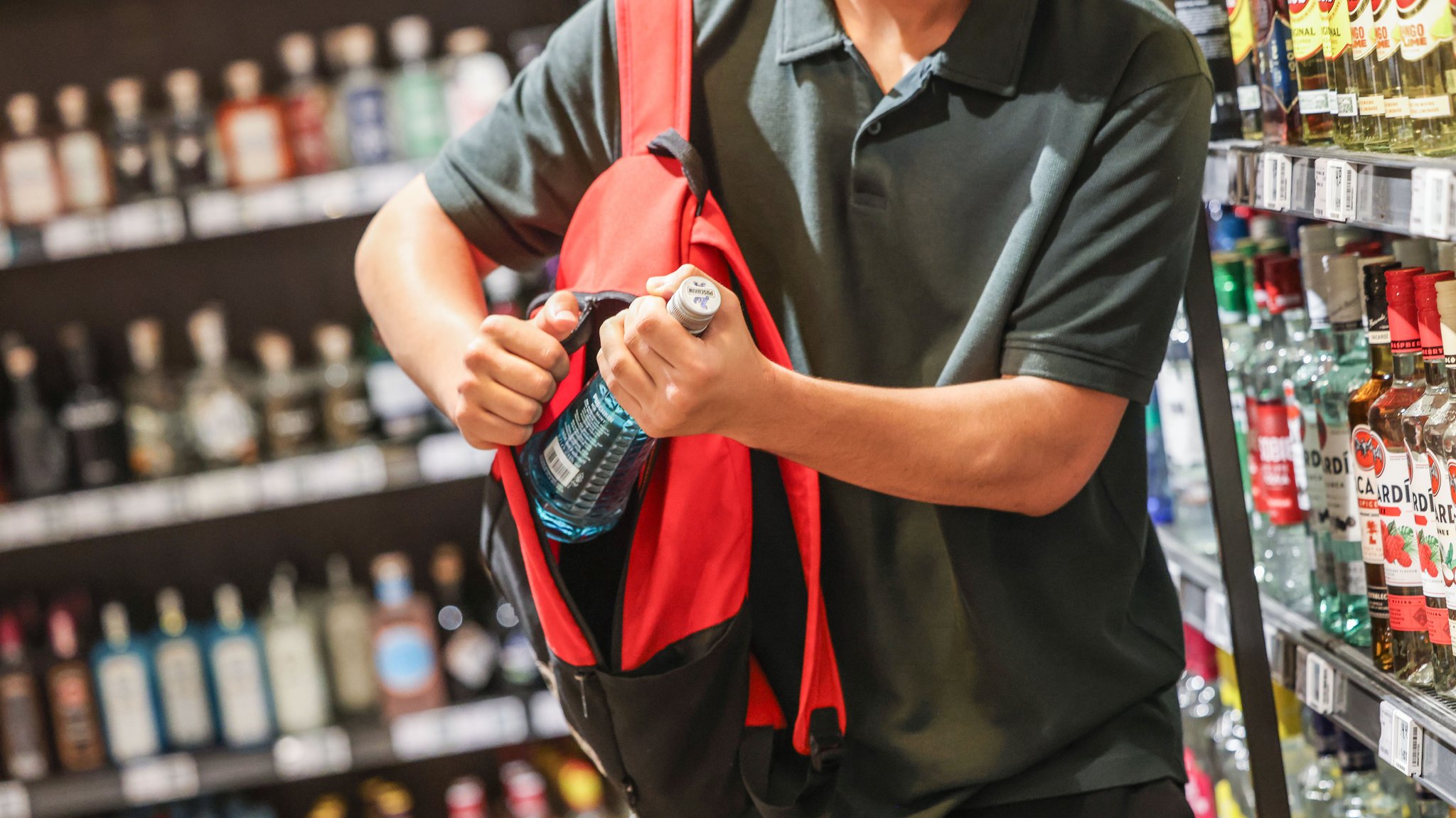 ARCHIV (20.06.2025): Symbolbild Ladendiebstahl - Ein Mann steckt in einem Supermarkt eine Flasche mit einem Alkoholhaltigen Getränk in seinen Rucksack. | Bild: picture alliance/dpa | Oliver Berg ARCHIV (20.06.2025): Symbolbild Ladendiebstahl - Ein Mann steckt in einem Supermarkt eine Flasche mit einem Alkoholhaltigen Getränk in seinen Rucksack.