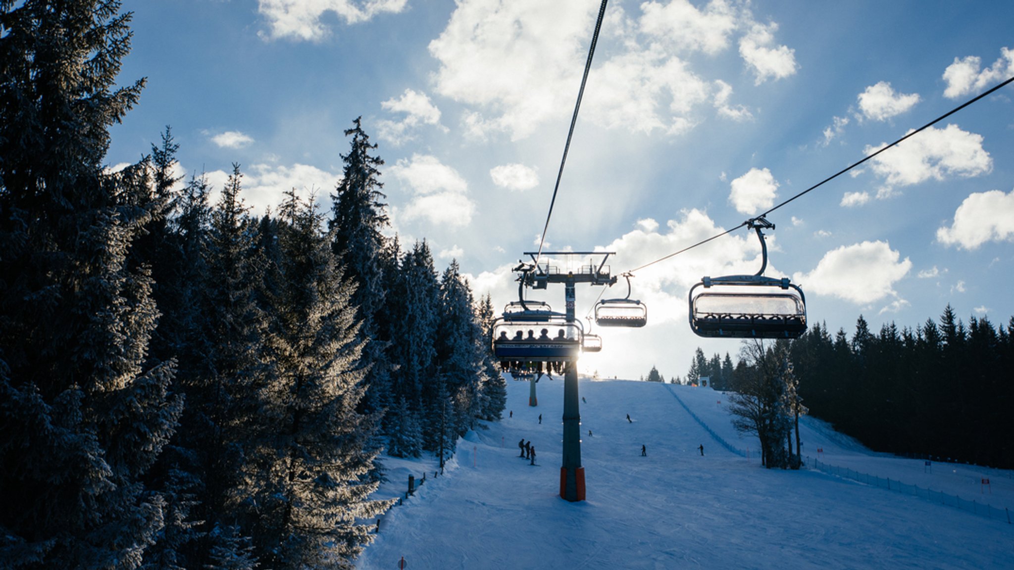 Skifahrer in einem Sessellift