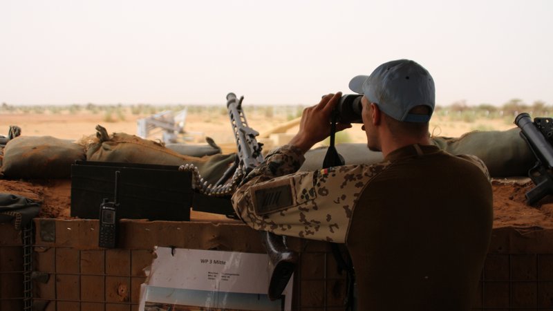 Ein Bundeswehrsoldat bewacht das Camp Castor im Norden Malis