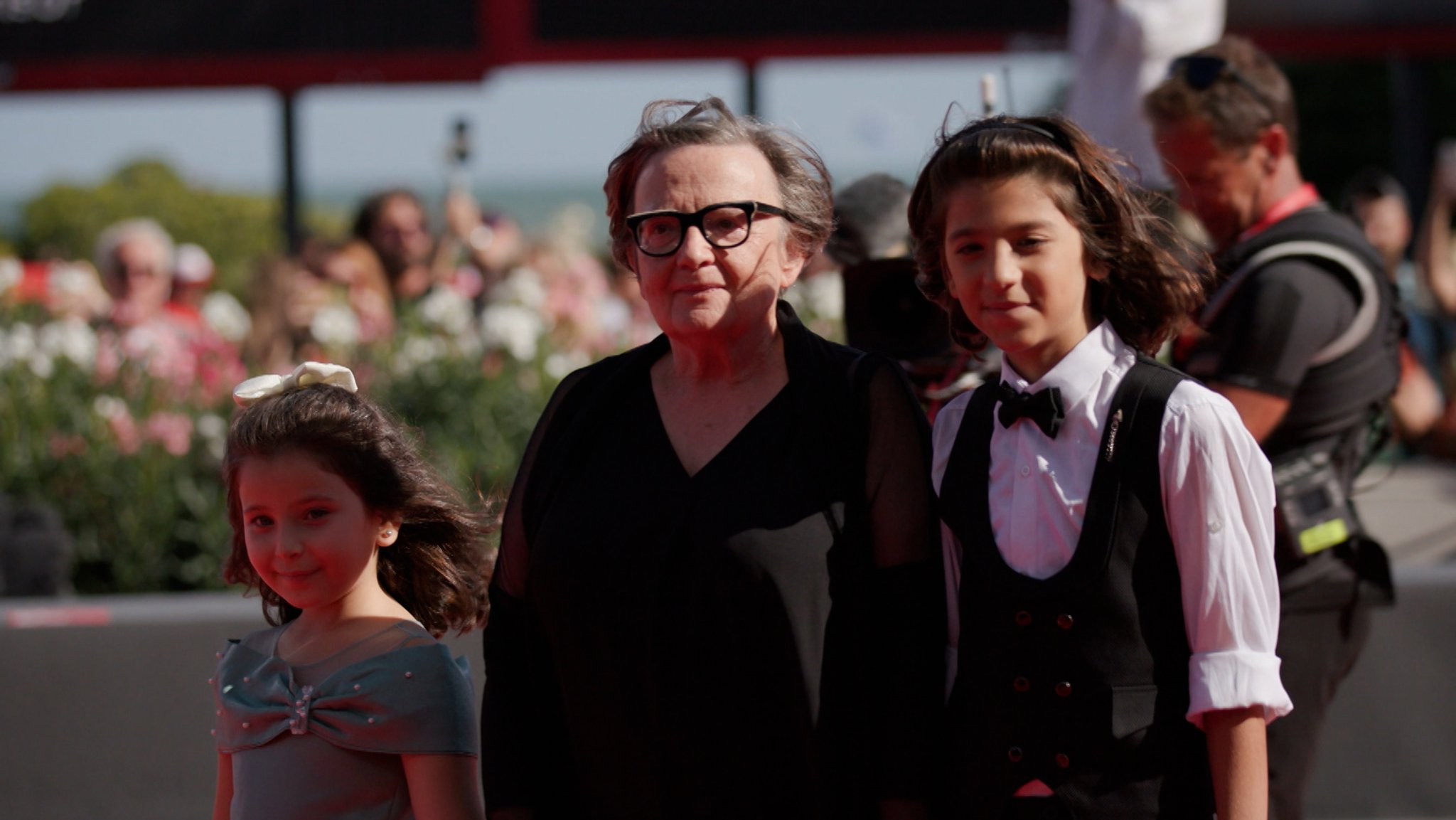 Regisseurin Agnieszka Holland mit ihren Jung-Darstellerinnen beim Filmfest Venedig 2023