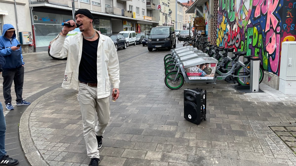Rapper Rameen rappt mitten in seinem Viertel: der Würzburger Zellerau