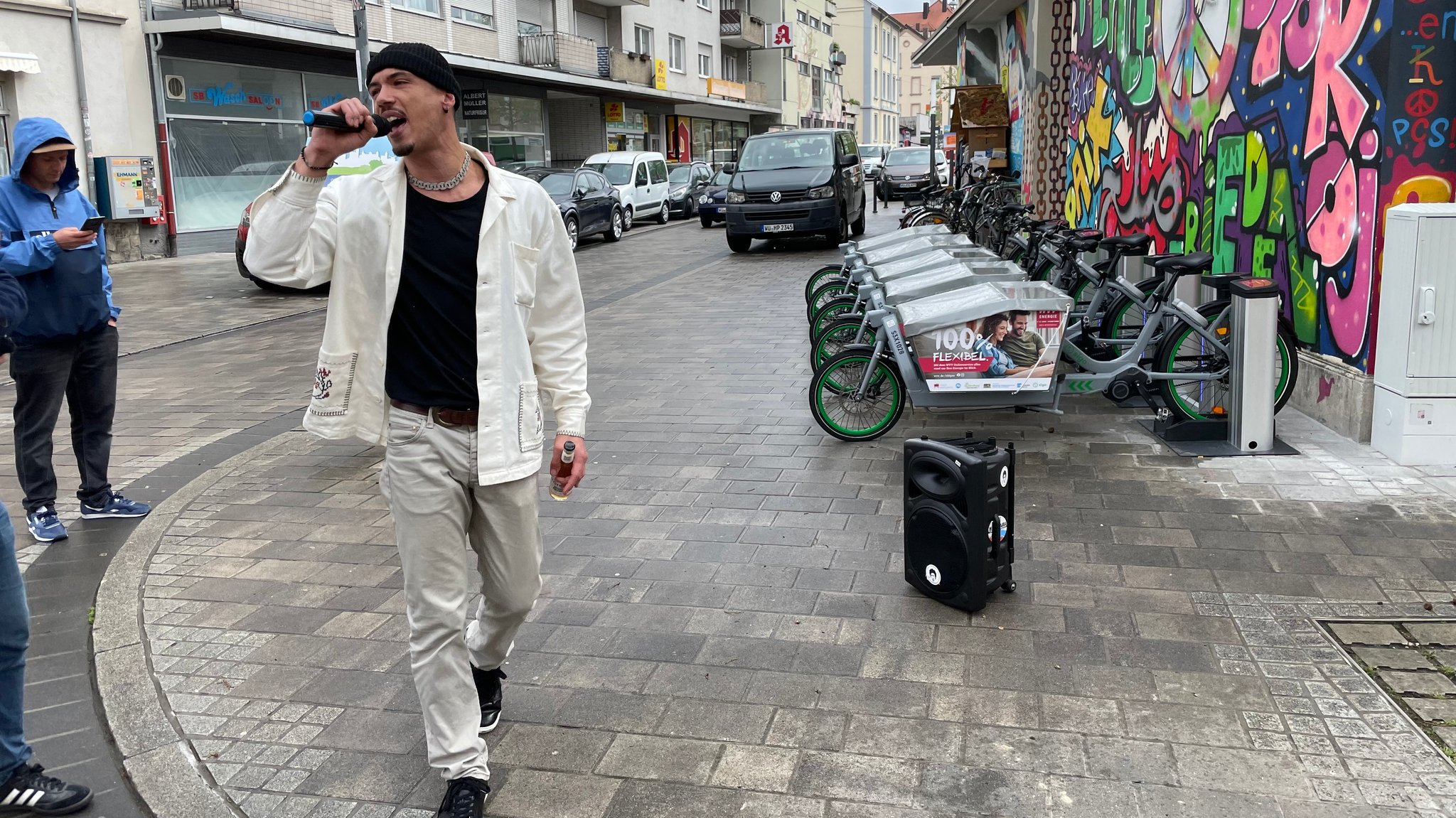 Rapper Rameen rappt mitten in seinem Viertel: der Würzburger Zellerau