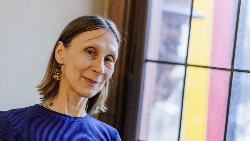 14.10.2024, Hessen, Frankfurt/Main: Martina Hefter, die Autorin des Romans ·Hey guten Morgen, wie geht es dir?·, steht vor der Preisverleihung des Deutschen Buchpreises 2024 im Römer. Foto: Andreas Arnold/dpa +++ dpa-Bildfunk +++ | Bild: dpa-Bildfunk/Andreas Arnold 14.10.2024, Hessen, Frankfurt/Main: Martina Hefter, die Autorin des Romans ·Hey guten Morgen, wie geht es dir?·, steht vor der Preisverleihung des Deutschen Buchpreises 2024 im Römer. Foto: Andreas Arnold/dpa +++ dpa-Bildfunk +++