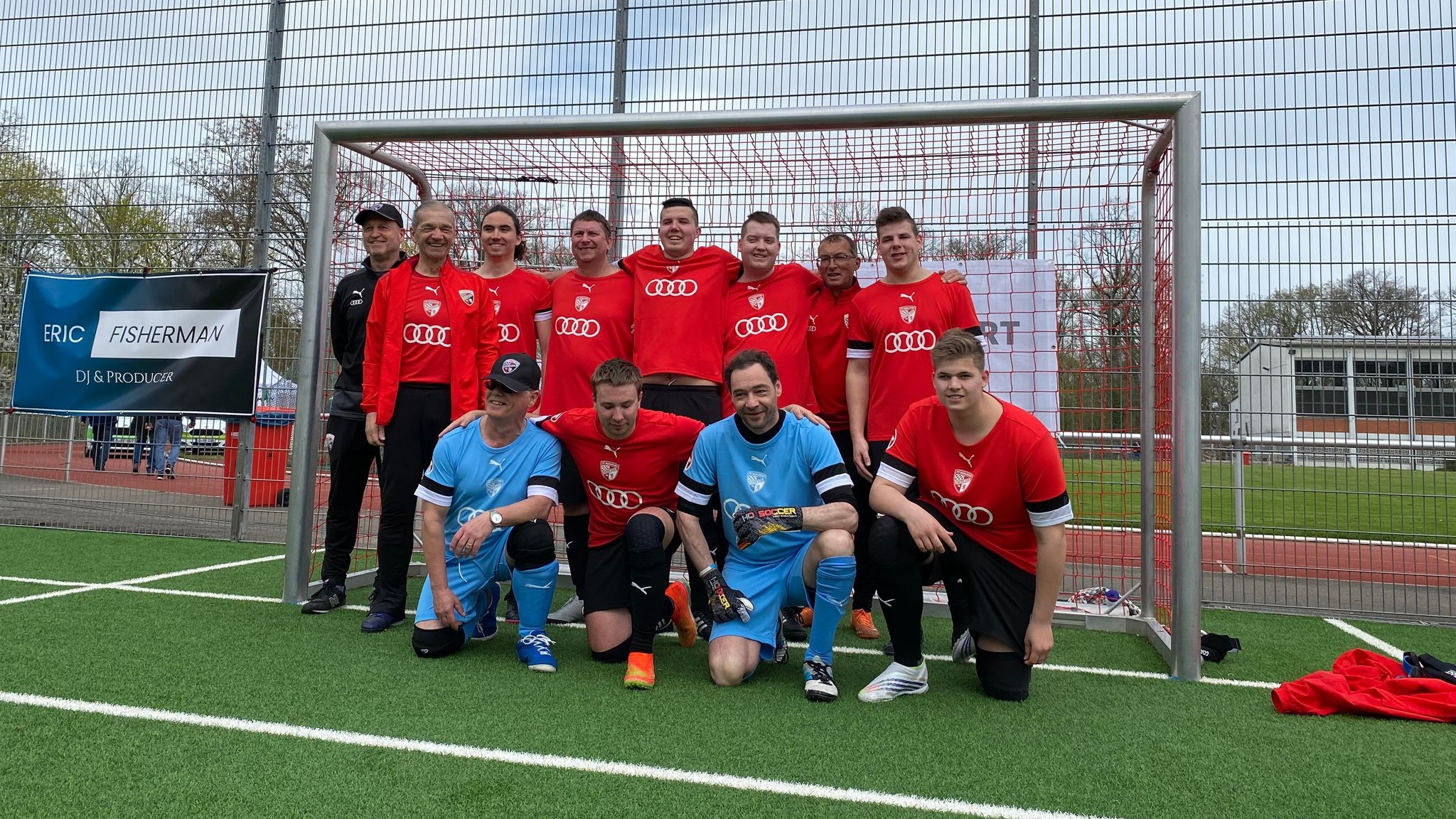 Fußballmannschaft vor dem Tor. 