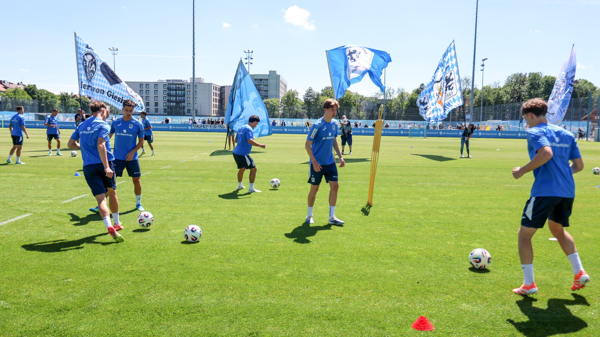 Training beim TSV 1860 München mit Fans | Bild: picture-alliance/dpa Training beim TSV 1860 München mit Fans