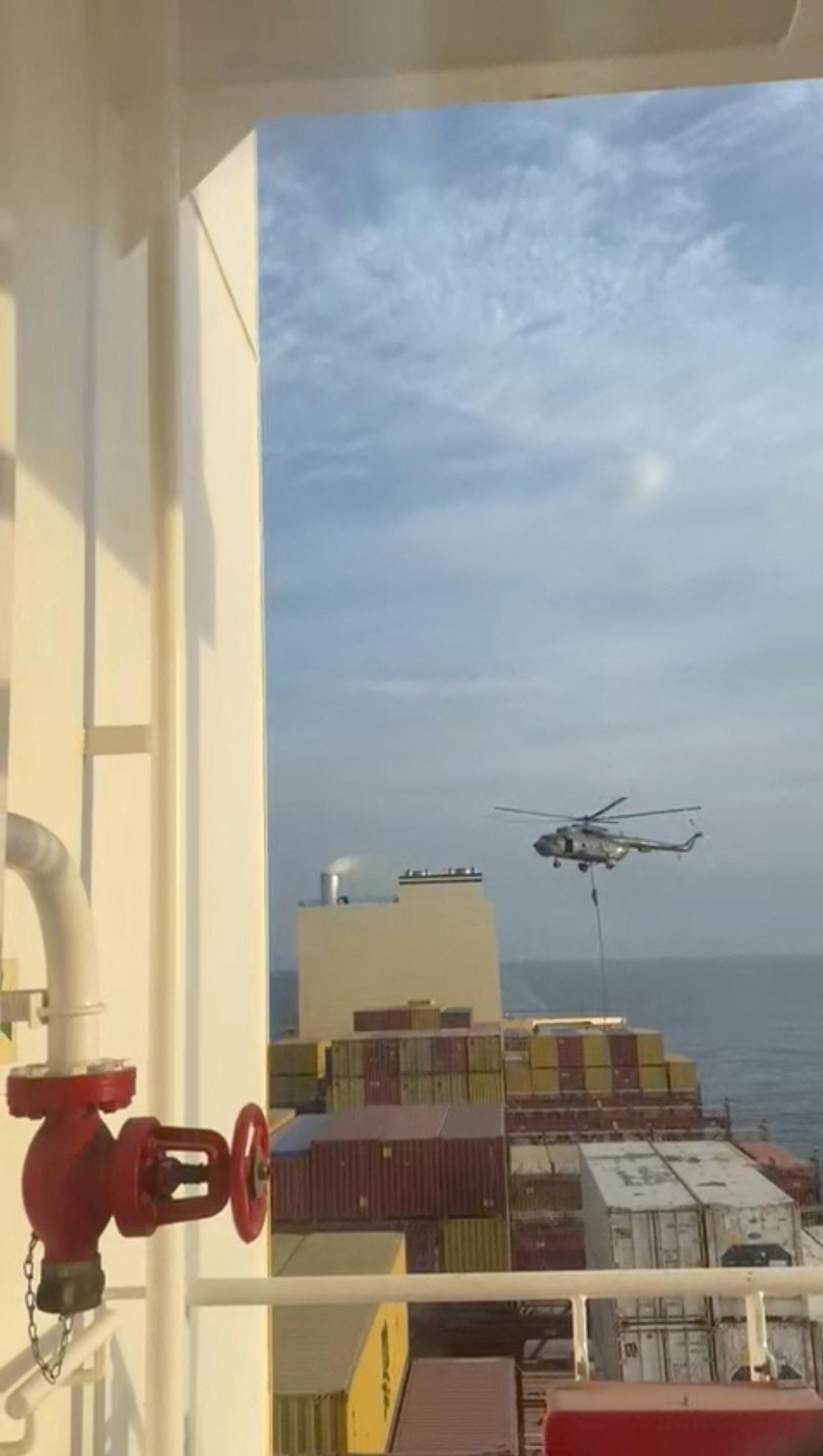 Iranischer Marinesoldat, der sich von einem Helikopter aus auf das Containerschiff "MSC Aries" abseilt
