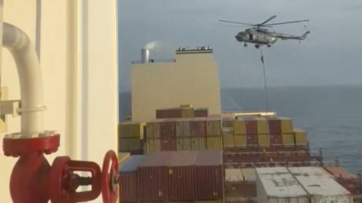 Iranischer Marinesoldat, der sich von einem Helikopter aus auf das Containerschiff "MSC Aries" abseilt