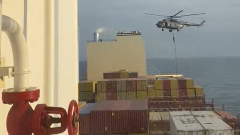 Iranischer Marinesoldat, der sich von einem Helikopter aus auf das Containerschiff "MSC Aries" abseilt | Bild: REUTERS Iranischer Marinesoldat, der sich von einem Helikopter aus auf das Containerschiff "MSC Aries" abseilt