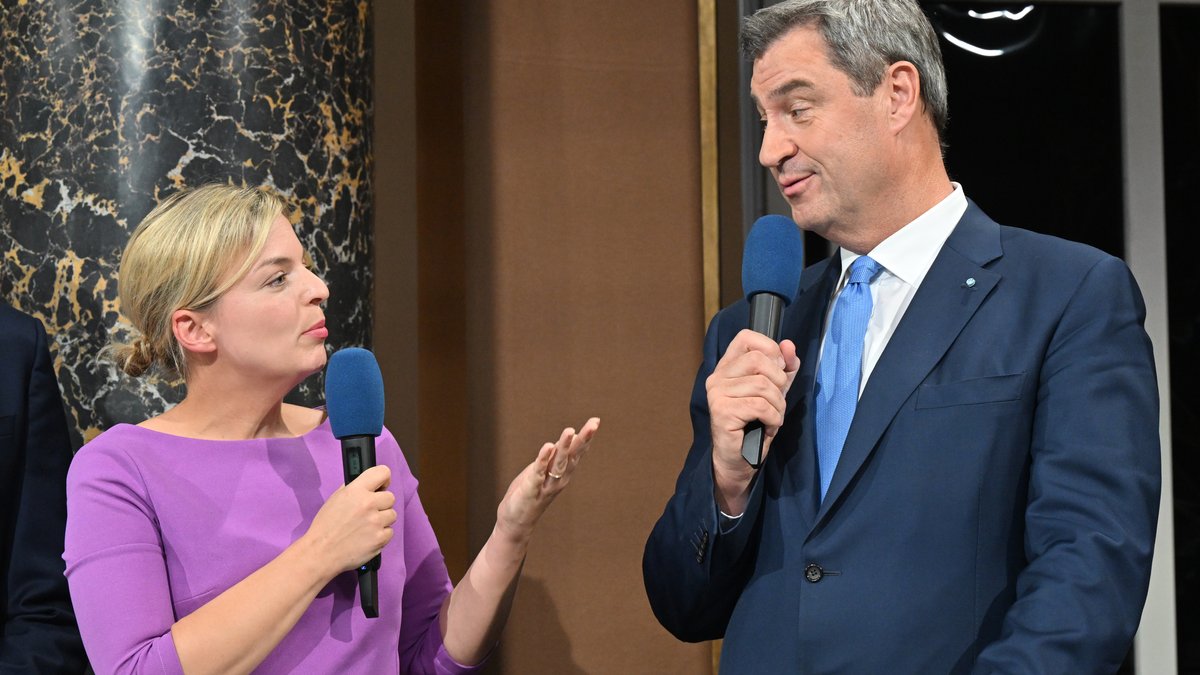 08.10.23: CSU-Ministerpräsident Söder (r.) spricht im BR Fernsehen nach der Landtagswahl in Bayern mit Grünen-Politikerin Schulze.