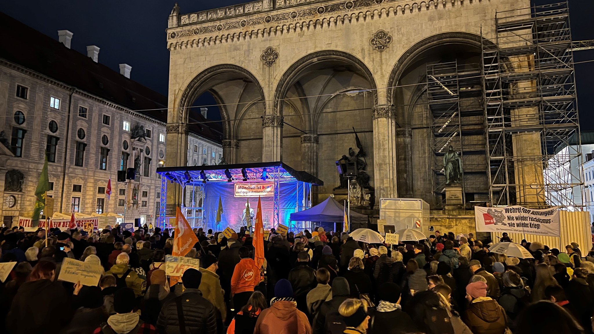 Demonstrierende vor der Münchner Feldherrnhalle.