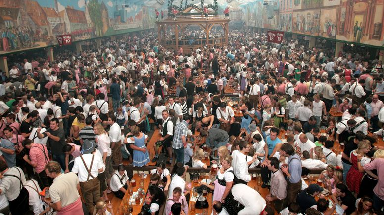 Archivbild: Blick in ein volles Bierzelt auf dem Münchner Oktoberfest | Bild:dpa-Bildfunk/Frank Leonhardt