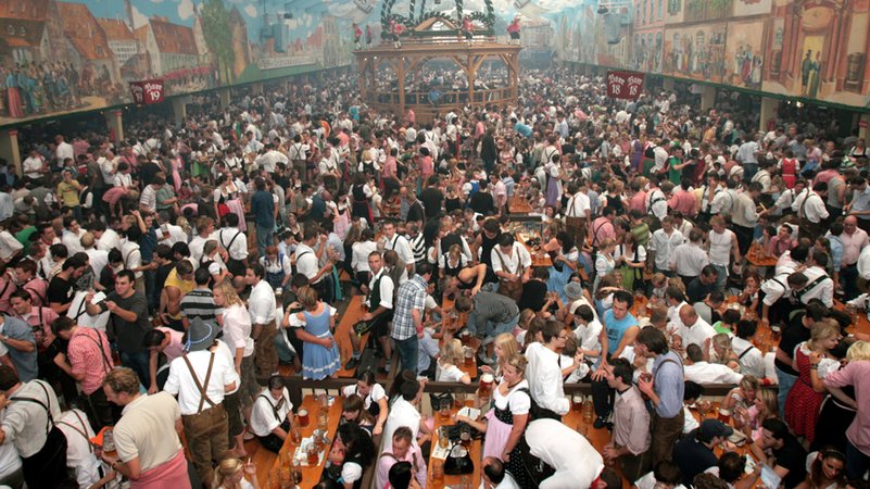 Archivbild: Blick in ein volles Bierzelt auf dem Münchner Oktoberfest