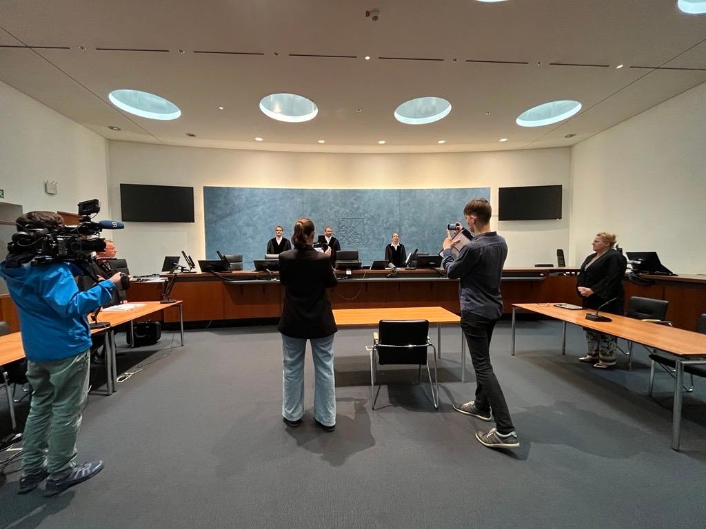 Medienvertreter in einem Saal des Hofer Landgerichts.