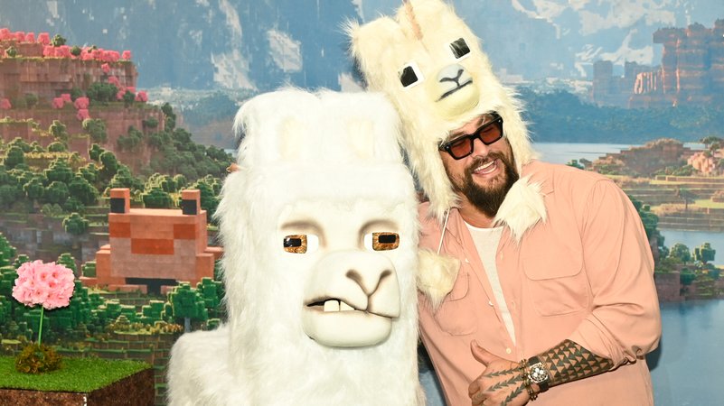 Kantig trifft kantig: Minecraft-Star Jason Momoa posiert neben einem eckigen Minecraft-Schaf. | Bild: picture alliance / Sipa USA | Noe Diaz Kantig trifft kantig: Minecraft-Star Jason Momoa posiert neben einem eckigen Minecraft-Schaf.