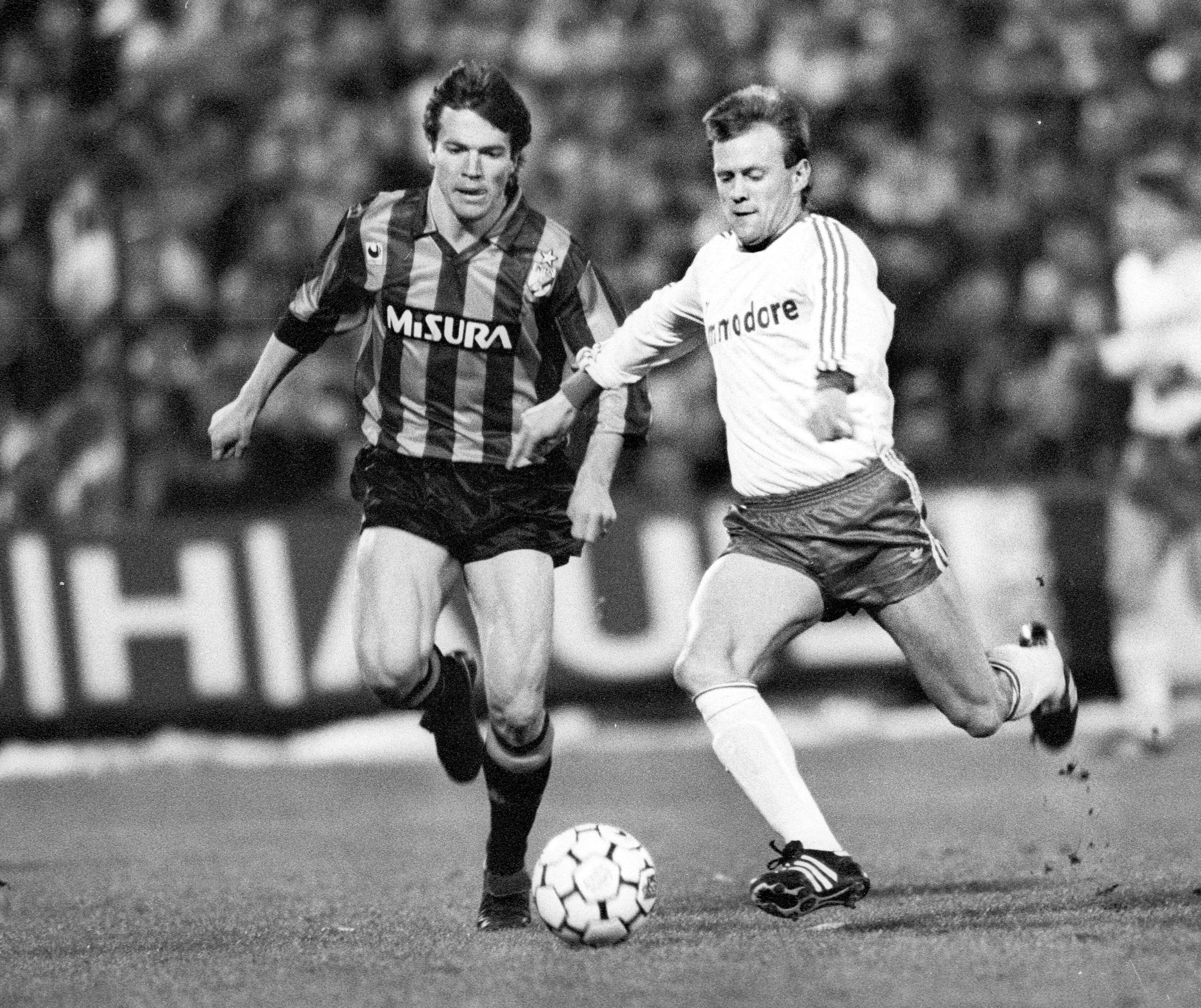 Hans Dorfner (FC Bayern) im Duell mit Inter Mailands Lothar Matthäus (1988)