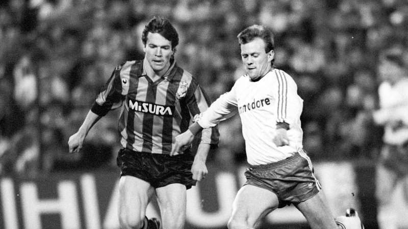 Hans Dorfner (FC Bayern) im Duell mit Inter Mailands Lothar Matthäus (1988) | Bild: picture alliance / Augenklick/Rauchensteiner Hans Dorfner (FC Bayern) im Duell mit Inter Mailands Lothar Matthäus (1988)